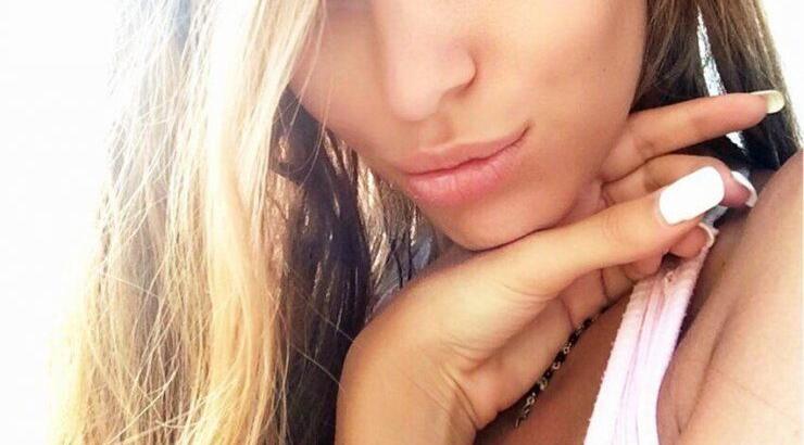 Είναι κούκλα και είναι ζευγάρι με hot Έλληνα τραγουδιστή!