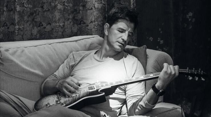 Σάκης Ρουβάς: Mε comfy look στον καναπέ του σπιτιού του παίζει κιθάρα ερμηνεύοντας το νέο του κομμάτι [βίντεο]