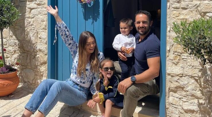 Κρίστη Αγαπίου: Τα γλυκά οικογενειακά στιγμιότυπα από την αποφοίτηση της κόρης της [εικόνες]