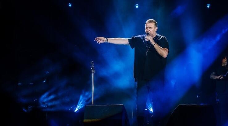 Αντώνης Ρέμος: Τραγουδά στην κυπριακή διάλεκτο για την προσφυγιά [βίντεο]