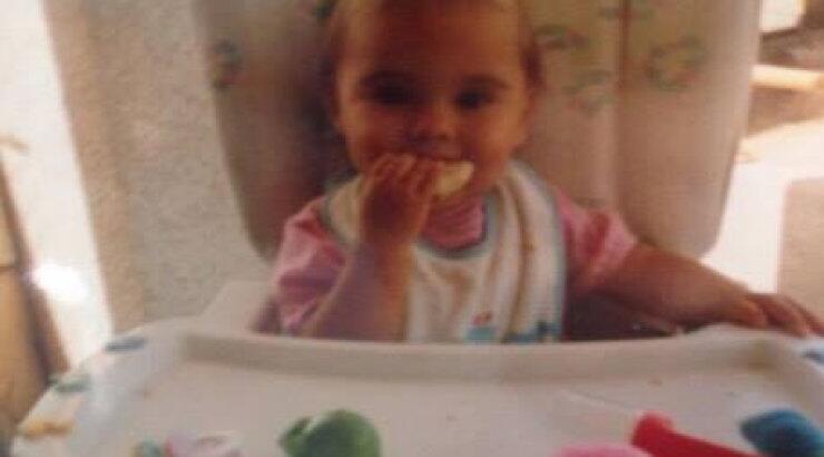 Ποια πανέμορφη Κύπρια είναι το γλυκό κοριτσάκι στη φωτογραφία;