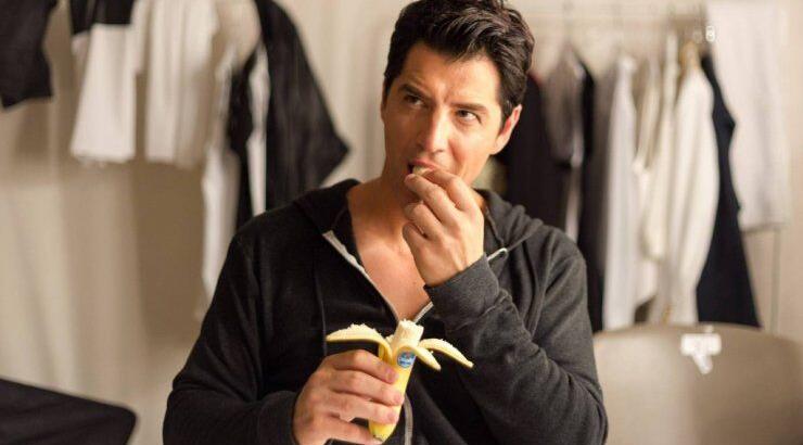 Ο Σάκης Ρουβάς πολεμά τον ρατσισμό με μια μπανάνα!