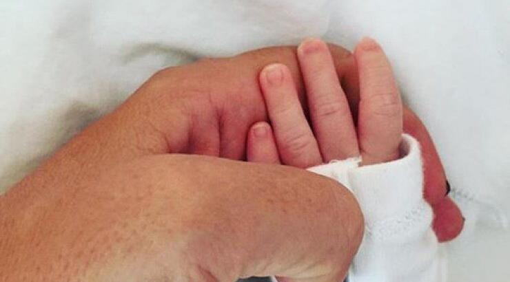 Η συγκινητική φωτογραφία επώνυμης Κύπριας με τον ενός μηνός γιο της