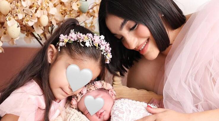 Άντρεα Νικολάου Παναγή: Φωτογραφίζει τα κορίτσια της αγκαλιά [εικόνα]