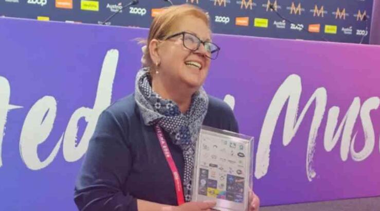 Ο σκηνοθέτης της Eurovision τίμησε την Εύη Παπαμιχαήλ για την 35χρονη πορεία της στην κυπριακή αποστολή 