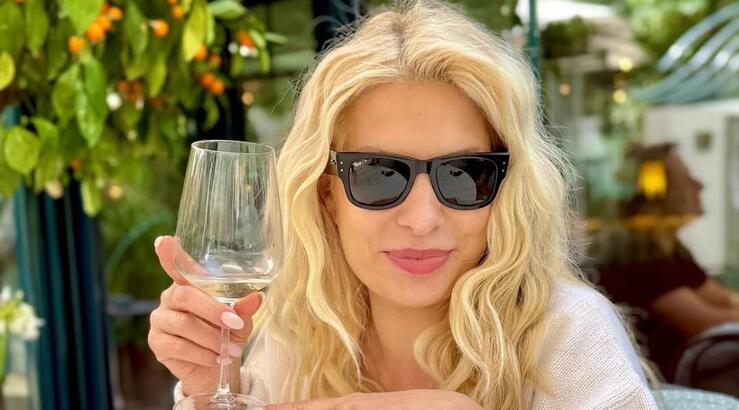 Ελένη Μενεγάκη: Απολαμβάνοντας τον ήλιο, το κρασί και το αγόρι της [εικόνες]