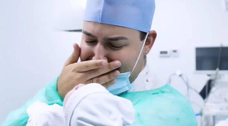 Μαυρίκιος Μαυρικίου: Κοιμήθηκε αγκαλιά με τη νεογέννητη κόρη του, Ιωάννα – Μελωδία [εικόνα]