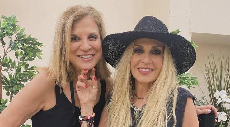 Η Σοφία Καρβέλα φωτογραφίζεται αγκαλιά με την παιδική φίλη της μαμάς της στη Λάρνακα [εικόνες]