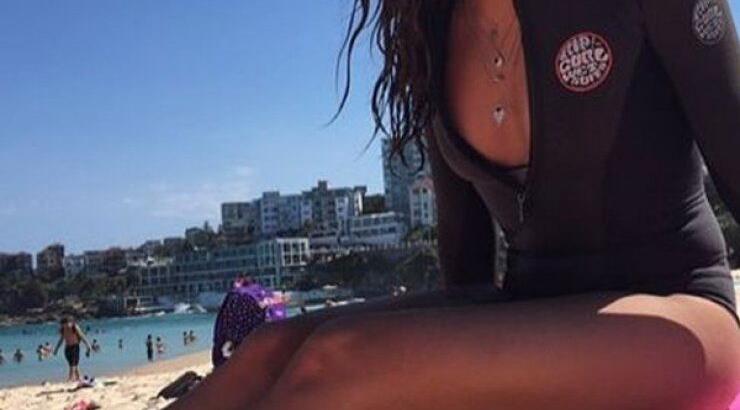 Η απορία της ημέρας! Τι έγραψε στην άμμο η Ευρυδίκη Βαλαβάνη;