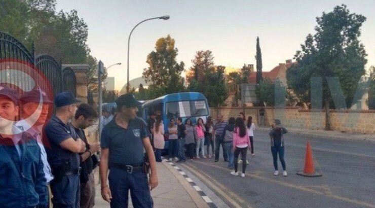 Προεδρικό: Ρυμουλκά πήγαν να σηκώσουν τα λεωφορεία [εικόνες]