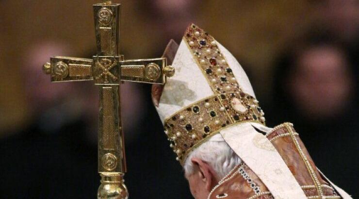 Σκάνδαλα και σκιές στη θητεία του Πάπα