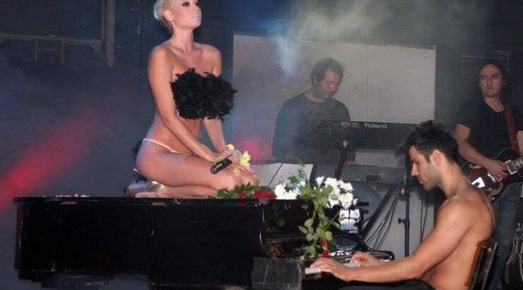 Τζούλια Αλεξανδράτου: Η συνταξιούχα πορνοστάρ… η σαμπάνια και το πτυχίο