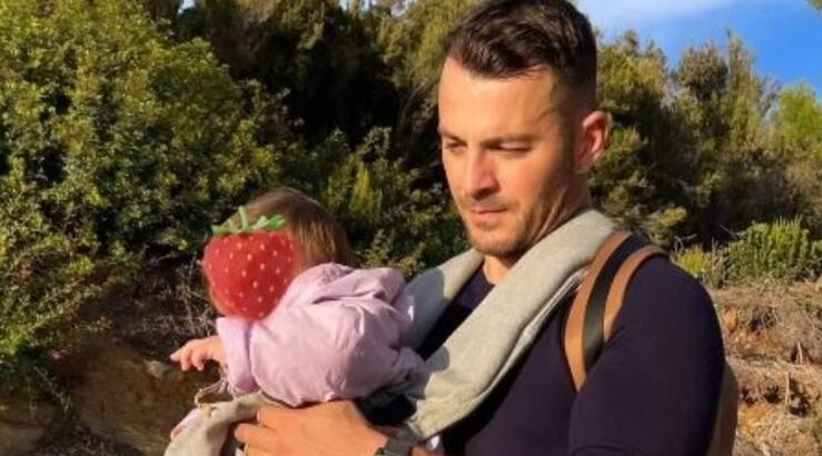 Αγγελόπουλος για την κόρη του: "Tη χαζεύω να μασουλάει. Έχω ηχογραφήσει τους ήχους που κάνει όταν τρώει"