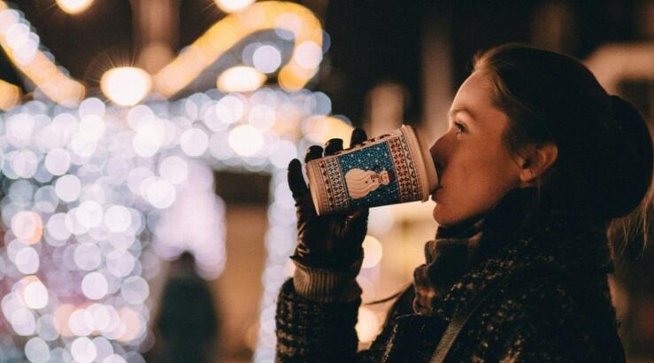 Είσαι single; 6 tips για να γεμίσεις τις μέρες με χαρά τα Χριστούγεννα