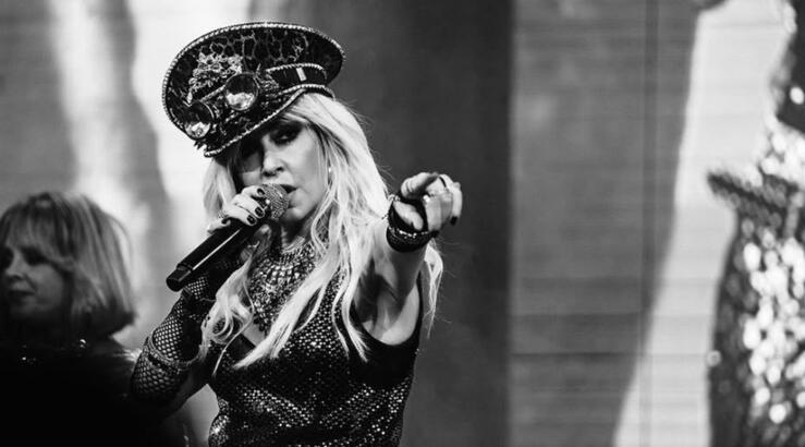 Συνεργάτης της Άννας Βίσση αποκαλύπτει: "Την τραβάμε για να κατέβει από τη σκηνή"