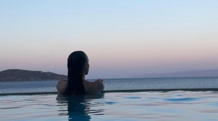 Ελληνίδα τραγουδίστρια απαντά για το αν έχει δεχθεί πρόταση γάμου από τον σύντροφό της [βίντεο]