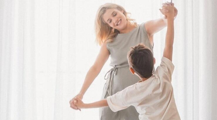 Τζένη Θεωνά: Ο 6χρονος γιος της τη φωτογραφίζει στις διακοπές τους με φουσκωμένη κοιλίτσα  [εικόνα]