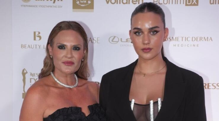 Βικτώρια Δέλλα: Στα MF Awards μαζί με τη νονά της, Στάλω Ηλία [εικόνες]