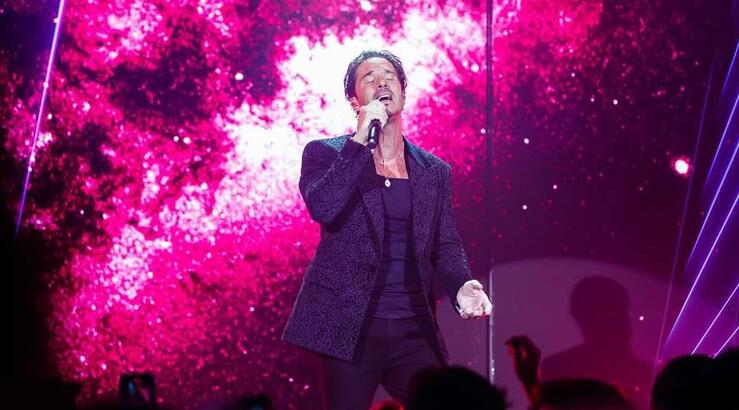 Νίκος Οικονομόπουλος: Τα κυπριακά σε εμφάνισή του στη Λάρνακα [βίντεο]