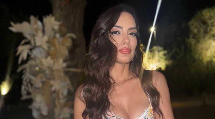 Η Eλπίδα στην Πάφο με τον Καλημέρη: Έβαλε μπικίνι και έκανε βουτιές [εικόνες]