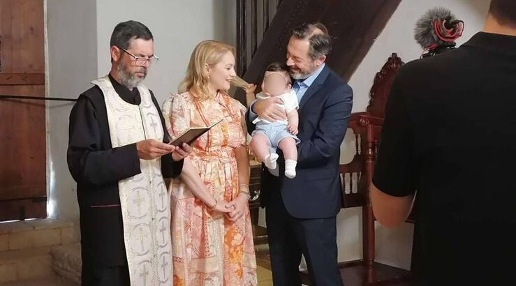 Αχιλλέας Γραμματικόπουλος – Μιράντα Γιατρού: Έσβησαν την τούρτα με το βαφτιστήρι τους [εικόνα]