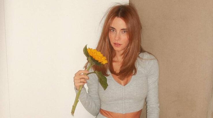 Δούκισσα Νομικού: Στη φύση μαζεύοντας μαργαρίτες με την κόρη της Αναστασία [εικόνα]