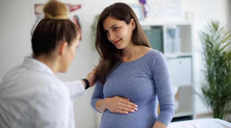 Ο ρόλος της ανεξάρτητης μαίας κατά την εγκυμοσύνη και μετά τον τοκετό [βίντεο]