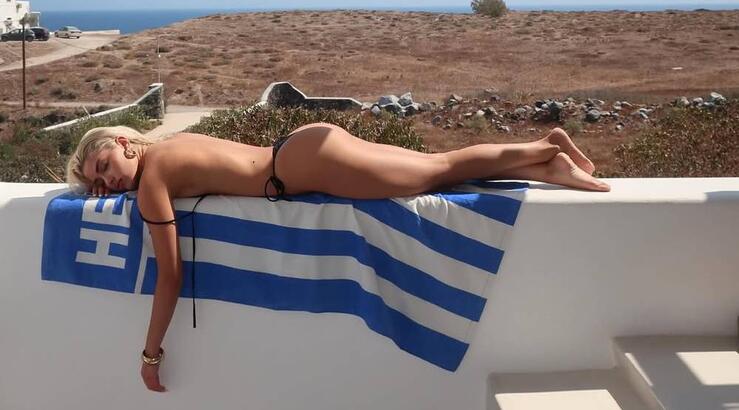 Έλενα Λυσάνδρου: Τα σέξι στιγμιότυπα από τις διακοπές της στη Σαντορίνη 