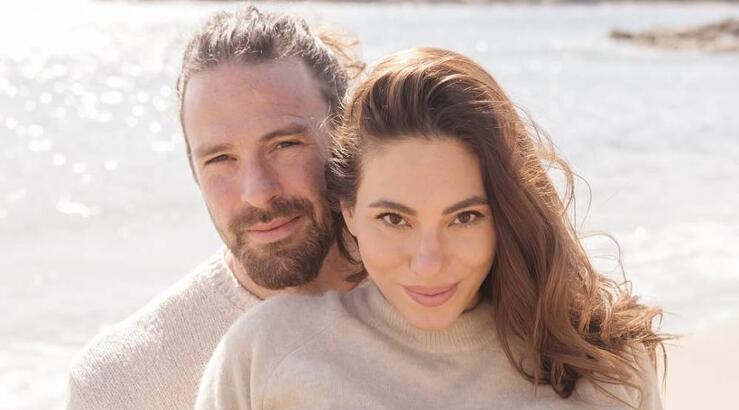 Ευρυδίκη Βαλαβάνη: Πόζαρε μπροστά στον καθρέφτη με φουσκωμένη κοιλίτσα στον 6ο μήνα