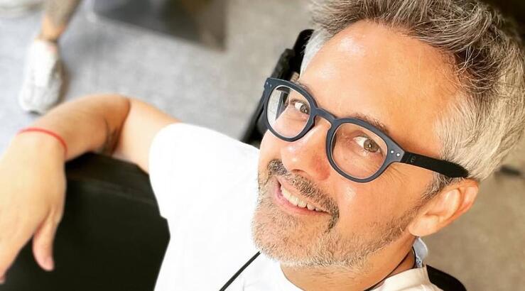 Κωνσταντίνος Κάγκας: Βοήθησε κυρία να ισιώσει τα μαλλιά της ενώ περίμενε στο lounge του αεροδρομίου 