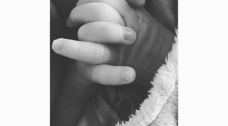 Γνωστό ζευγάρι ένα μήνα μετά τη γέννηση του γιου του, δημοσίευσε την πρώτη του φωτογραφία