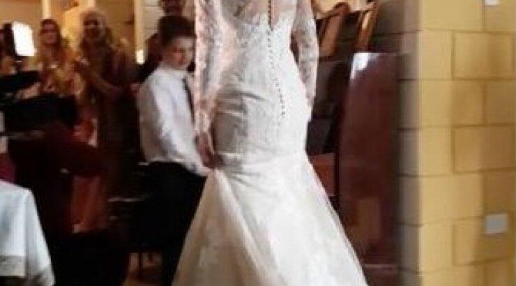 Ζευγάρι της κυπριακής showbiz ανέβηκε τα σκαλιά της εκκλησίας!