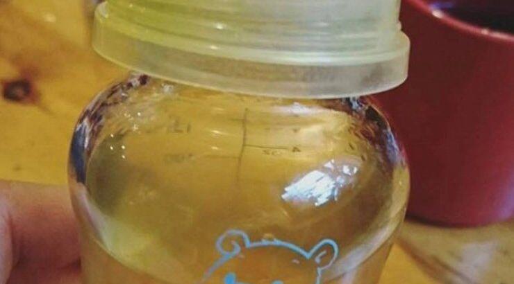 Απίστευτο! Ποιος πασίγνωστος Έλληνας τραγουδιστής πίνει αλκοόλ από μπιμπερό για να μην τον καταλάβουν;