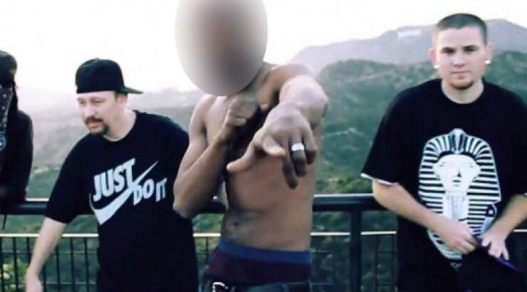 Σοκ! Διάσημος ράπερ έκοψε το πέος του και πήδηξε από το μπαλκόνι!