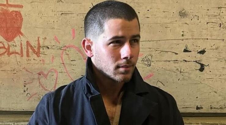 Νick Jonas: Tον σημάδευαν με lazer στο πρόσωπο και έτρεξε πανικόβλητος να φύγει από τη σκηνή [βίντεο]