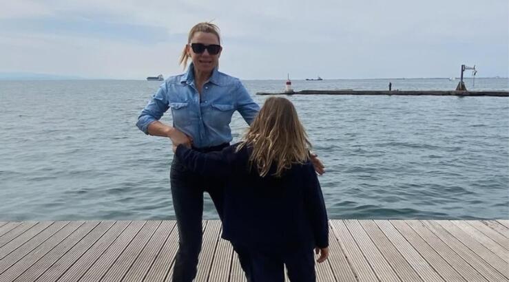 Η Κατερίνα Καραβάτου αποκαλύπτει πως έκαναν κλήρωση στο σπίτι για την επιλογή ονόματος του γιου της