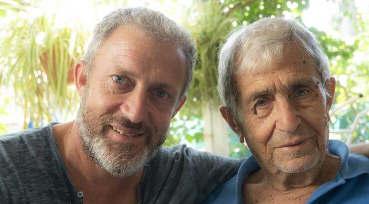 Συγκινημένος ο Κασκαούνιας: «Ακόμα μιλούμε με τον πατέρα μου. Προχθές πριν την πρεμιέρα μου πήγα στον τάφο...»