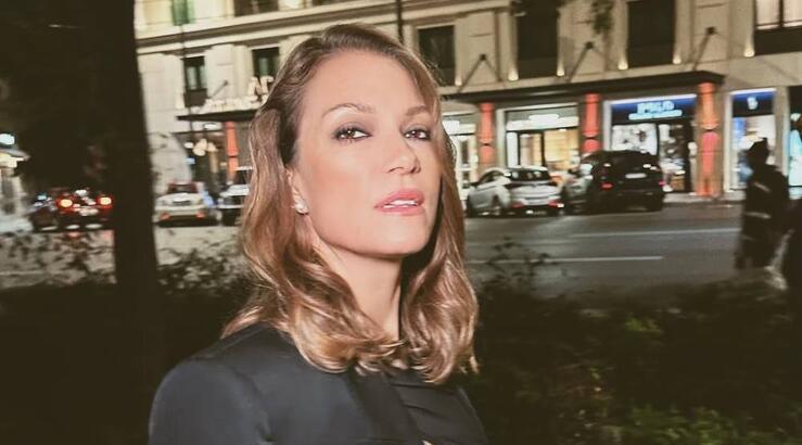 Βίκυ Καγιά: Με το φόρεμα που θα σε κάνει να ξεχωρίσεις σε κάθε γιορτινή περίσταση