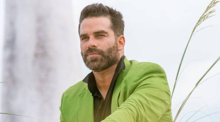 Alejandro Nones: Από τη σειρά «Who killed Sara» στο «Ήρθε και έδεσε» [βίντεο] 