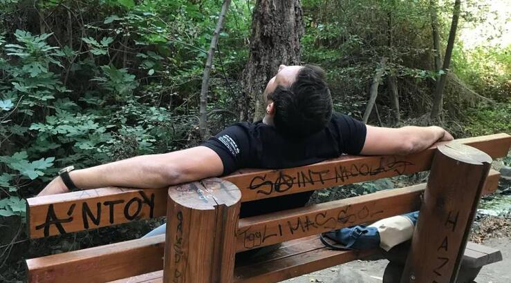 Ατύχημα για Κύπριο παρουσιάστη: «Έσπασα δύο δάχτυλα» [βίντεο]