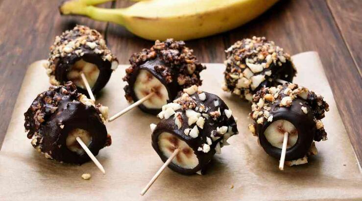 Φτιάξαμε τα υγιεινά banana & chocolate bites που προτείνει η Δούκισσα Νομικού 