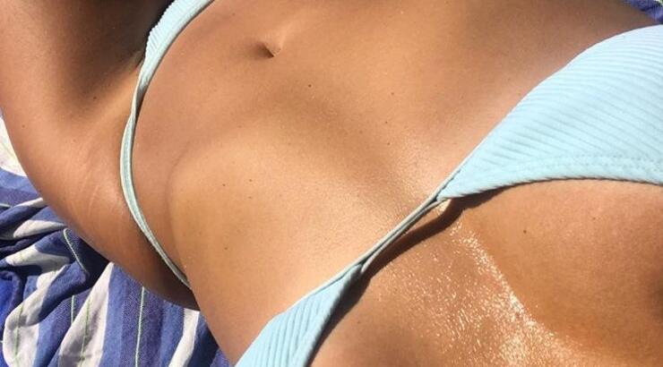 Προκαλεί εγκεφαλικά sexy Ελληνίδα κατά τη διάρκεια των διακοπών της 