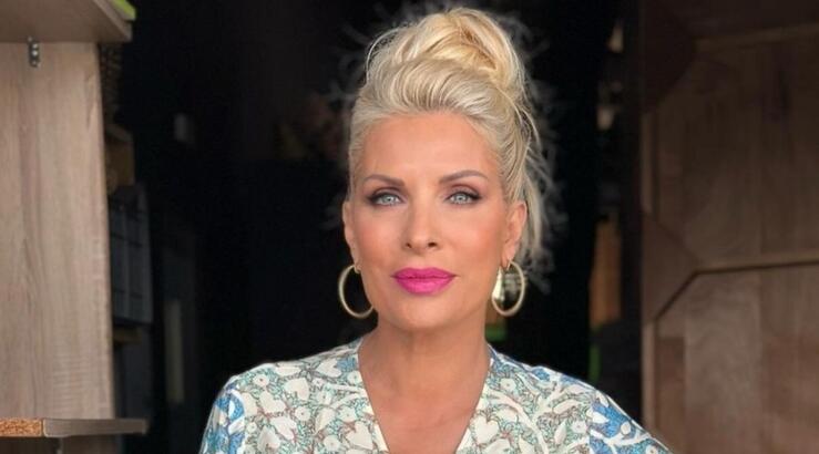 Ελένη Μενεγάκη: Mε comfy look φωτογραφίζεται όσο παίρνει βόλτα το σκύλο της στη γειτονιά [εικόνα]