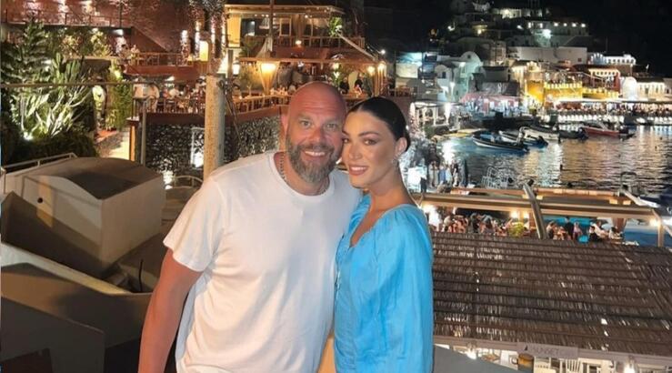 Κουινέλης - Αδάμου: Οικογενειακές διακοπές στην Κέρκυρα - Η πόζα της κόρης τους και το γλυκό φιλί του ζευγαριού [εικόνες]