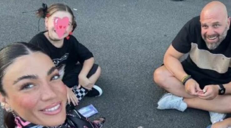 Ήβη Αδάμου: Σε συναυλία στο Λονδίνο με τον Μιχάλη Κουινέλη και την κόρη τους [εικόνες & βίντεο]