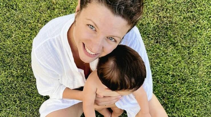 Νίκη Δραγούμη: Απαθανάτησε τον Βασίλη Χαραλάμπους και τον γιο τους αγκαλιά μέσα στη θάλασσα [εικόνα]