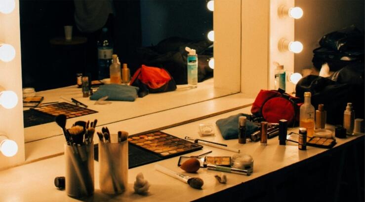 Το κόλπο που φωτίζει τα μάτια χωρίς concealer