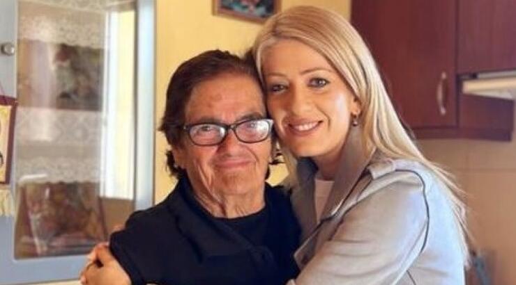 Αννίτα Δημητρίου: Ζύμωσε και φούρνισε φλαούνες με τη γιαγιά της [εικόνα]