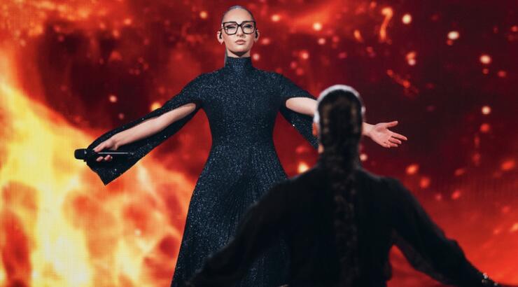 Klavdia: Ποια είναι η μαυροφορεμένη «μάνα» που τη συνόδευσε στη σκηνή της Εurovision