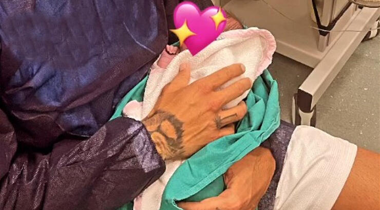 Η πρώτη εικόνα του Έλληνα καλαθοσφαιριστή με τη νεογέννητη κόρη του και το επικό σχόλιο του